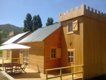 Location - Chalet Chateau - 3 Chambres - Camping Les Chalets du Lac Belcaire ****