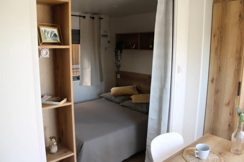 Studette Hôtelière Avec Petite Terrasse