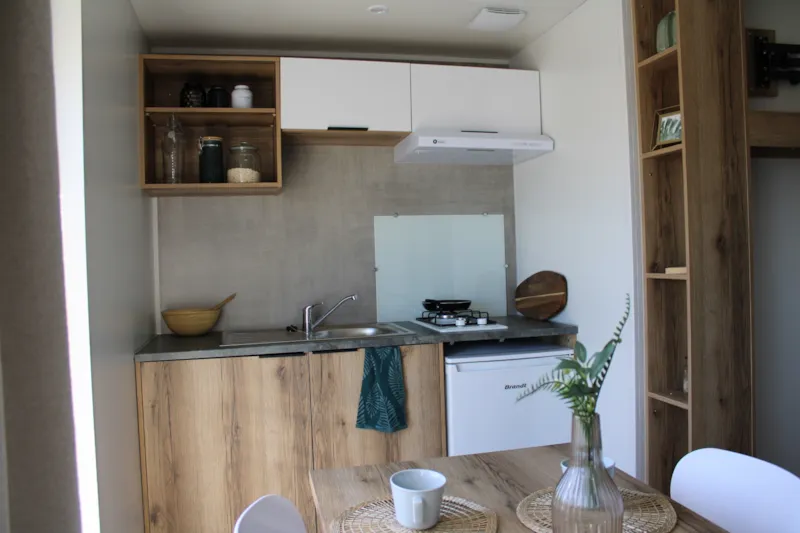 Studette Hôtelière Avec Petite Terrasse