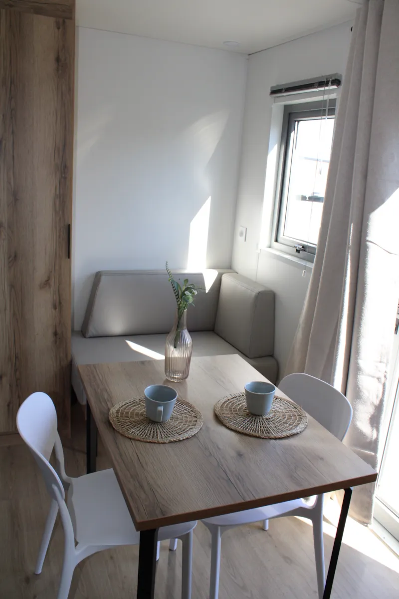 Studette Hôtelière Avec Petite Terrasse