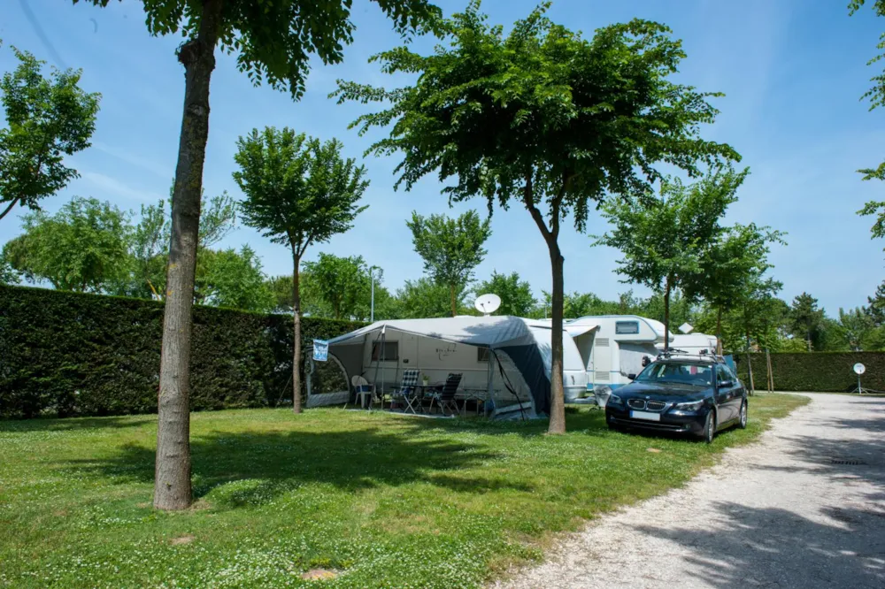 Pitch AQUA & PARK tent / caravan / motorhome + car