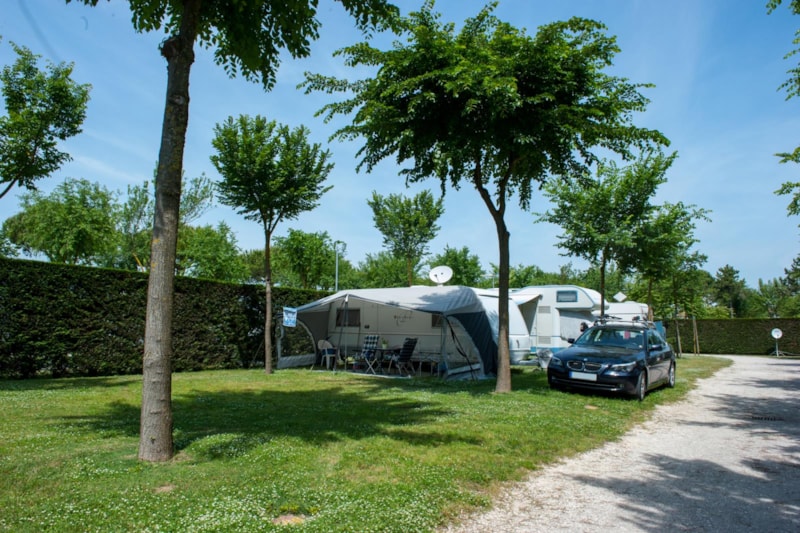 Standplaats AQUA & PARK tent / caravan / campervan + auto
