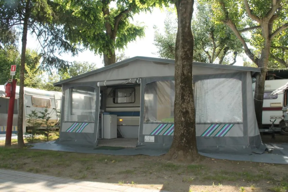 Mietunterkunft - Wohnwagen Standard 5 + Auto - Camping Parco Capraro