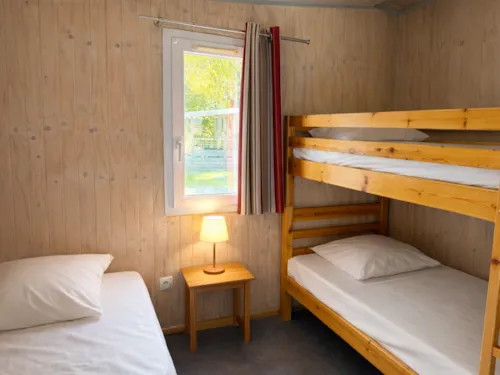 Accommodation - Fisherman's Hut - 30M² - 2 Bedrooms - image n°5 - Camping Oasis des Dombes