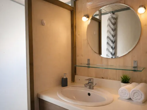 Accommodation - Fisherman's Hut - 30M² - 2 Bedrooms - image n°6 - Camping Oasis des Dombes