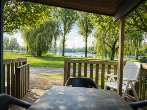 Accommodation - Fisherman's Hut - 30M² - 2 Bedrooms - image n°2 - Camping Oasis des Dombes