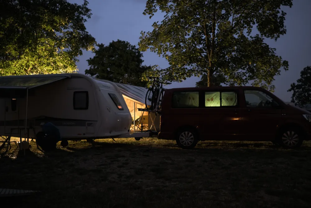 Emplacement - Forfait 1 Emplacement, 1 Véhicule, Électricité, - Camping Claire Rivière