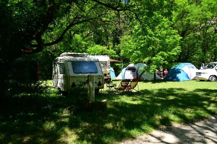 Kampeerplaats(en) - Basisprijs Comfortplaats (1 Tent, Caravan Of Camper / 1 Auto) - Camping la Graville