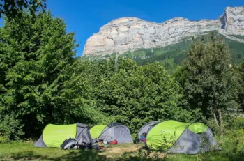 Stellplatz - Camping-Pauschale (Stellplatz, 2 Personen, 1 Fahrzeug) - Camping Onlycamp Des Petites Roches