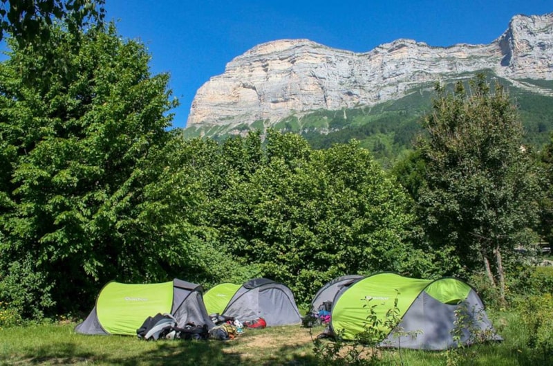 Piazzola : auto + tenda + elettricità