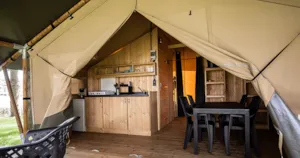 Locatif - Luxus-Safari-Zelt Woody 25 inklusive Sanitäranlagen und Küche - Camping de la Belle Etoile