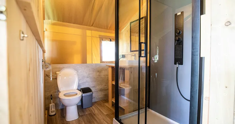 Tente Safari De Luxe Woody 25 Pour 4 Personnes Incluant Des Installations Sanitaires Et Une Cuisine.