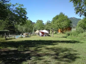 Emplacement - Emplacement + 1 Voiture + Tente -  - Attention Pour Tentes 2 À 4 Places! - Camping Mandala