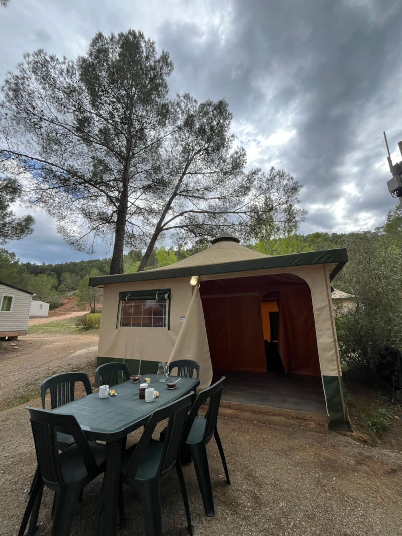 Bungalowtent Standard 20m² 2 slaapkamers - individuele buitenwc + luifel - zonder airconditioning
