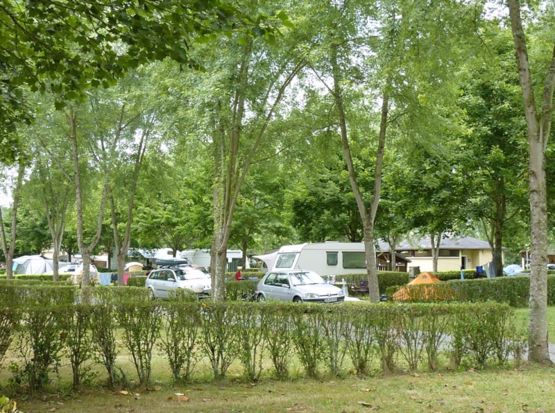 Piazzola + 1 auto + tenda, roulotte o camper
