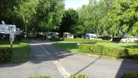 Emplacement + 1 Voiture + Tente, Caravane Ou Camping-Car