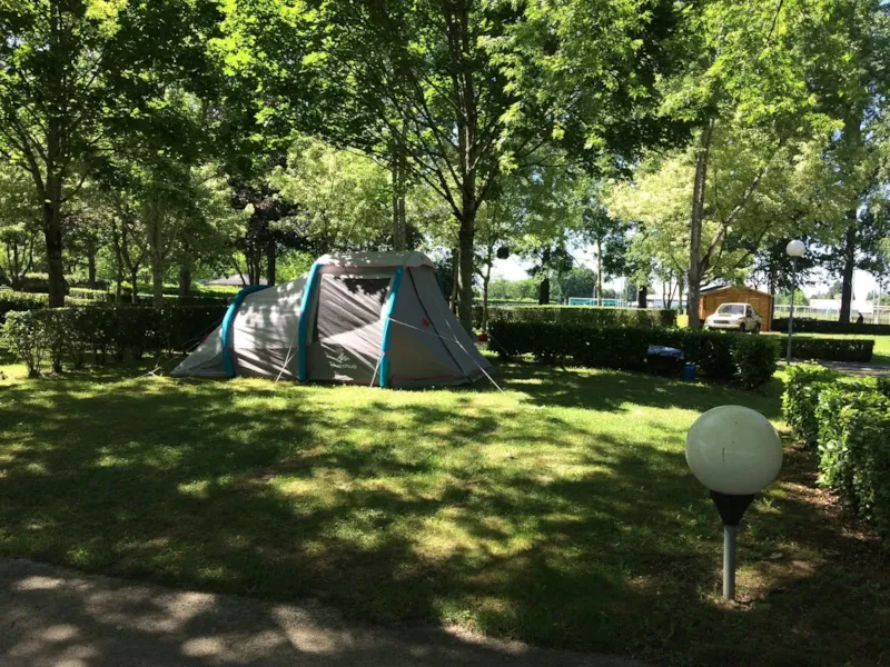 Emplacement + 1 Voiture + Tente, Caravane Ou Camping-Car