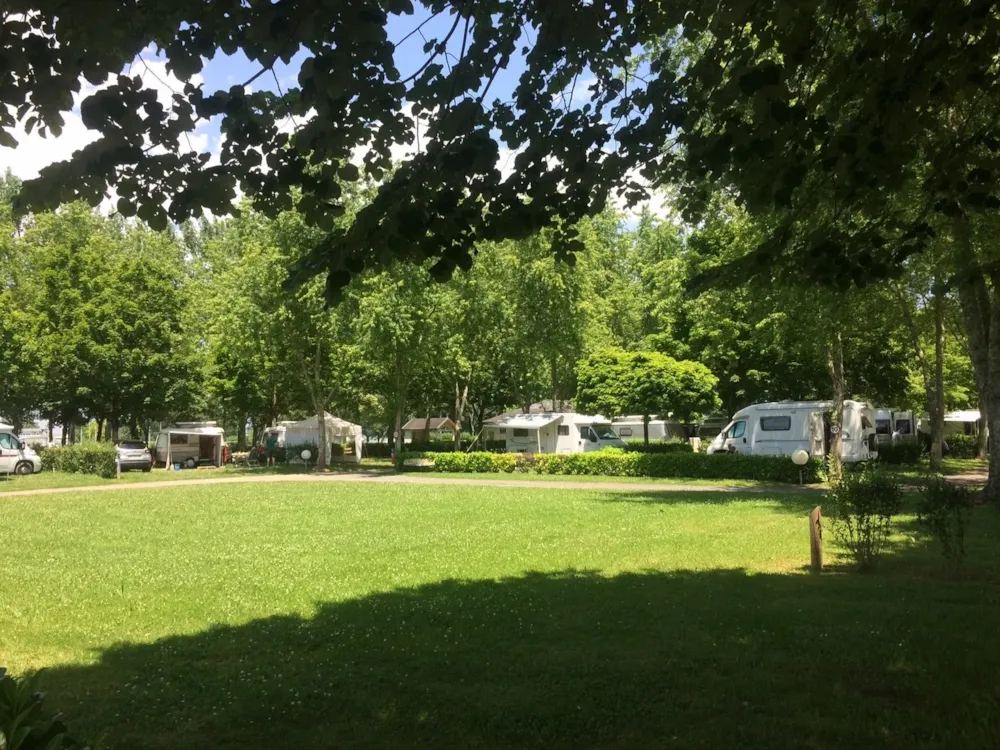 Emplacement - Forfait Randonneur À Pied Ou À Vélo Avec Tente (Sans Voiture) - Camping Pyrénées Nature