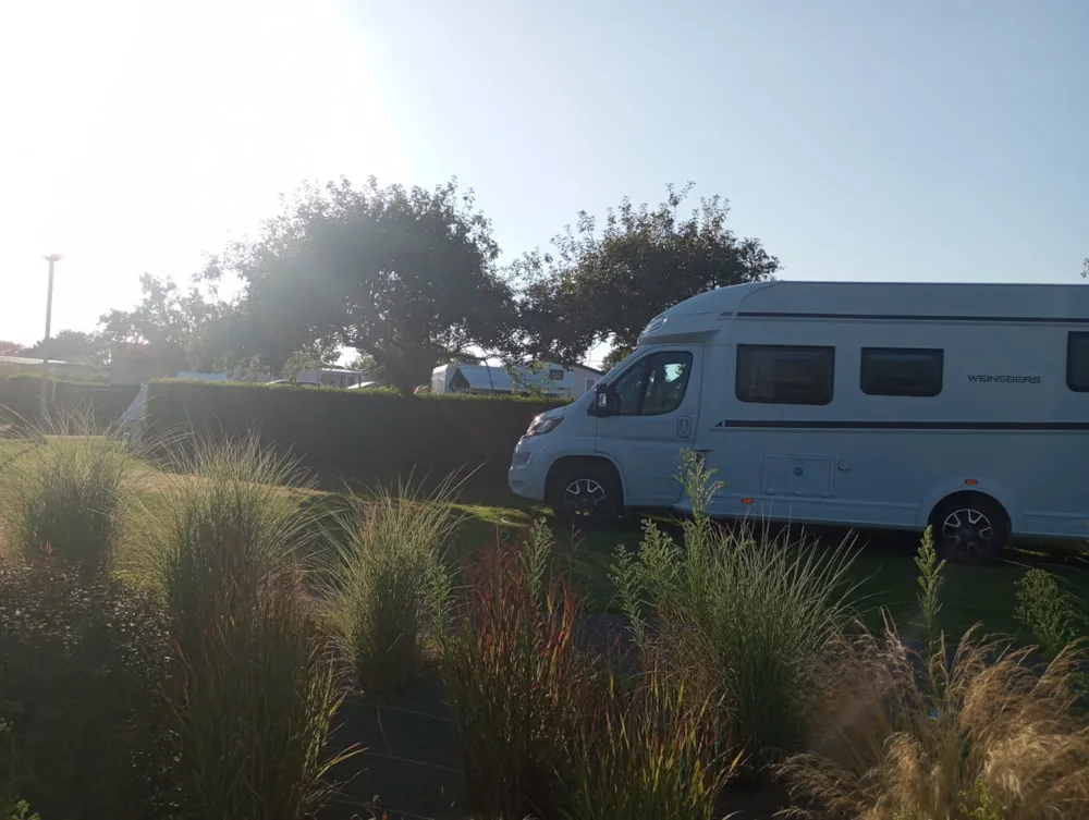 Emplacement - Forfait Confort- Emplacement + Véhicule + Électricité - Camping Seasonova Etennemare