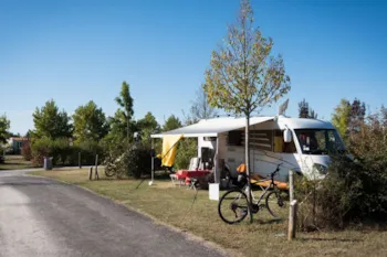 Stellplatz - Stellplatz Mit Strom - Camping Bel Air Village Le Plan d’Eau