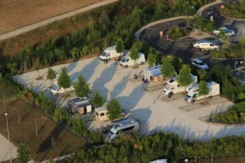 Stellplatz - Stellplatz Wohnmobil Mit Strom - Camping Bel Air Village Le Plan d’Eau