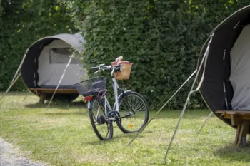 Stellplatz - Stellplatz Pauschale Wanderer Oder Radfahrer Mit Zelt 1 Schlafzimmer - Camping Bel Air Village Le Plan d’Eau