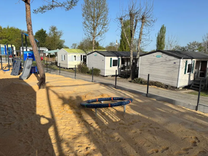 Cottage  Face Au Jeux Pour Enfant