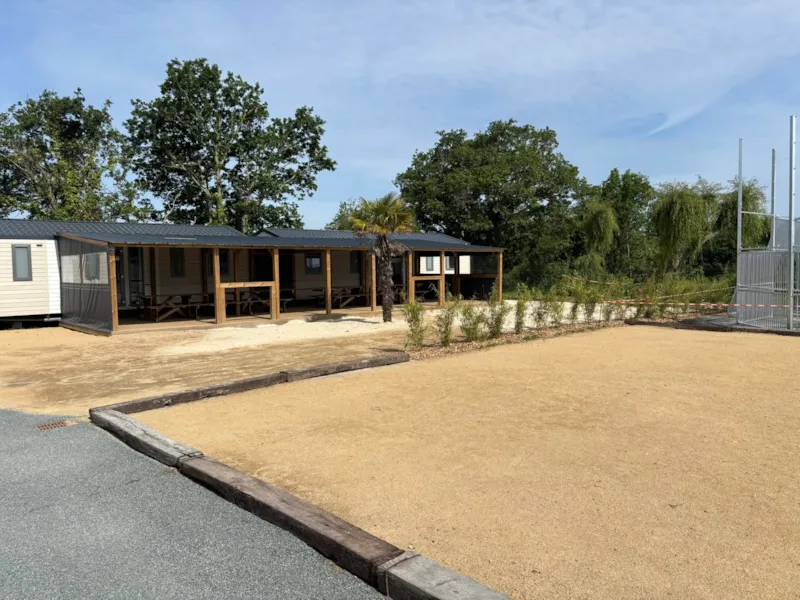 Cottage  Face Au Terrain De Foot