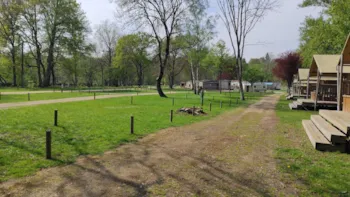Stellplatz - Stellplatz Wohnwagen / Wohnwagen - Camping Le Rivage Civraisien 