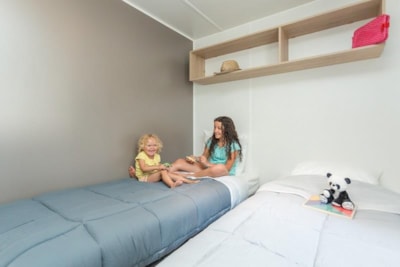 Comfort 2-bedroom mobile home with semi-covered wooden terrace — 4