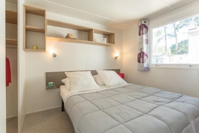 Comfort 2-bedroom mobile home with semi-covered wooden terrace — 3