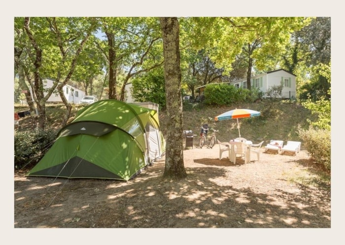 Emplacement Confort Pour Tente 1 Véhicule + Électricité + Équipement