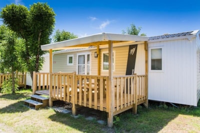 Comfort 2-bedroom mobile home with semi-covered wooden terrace — 1