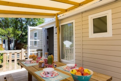 Comfort 3-bedroom mobile home with semi-covered wooden terrace — 2
