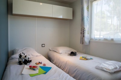 Comfort 3-bedroom mobile home with semi-covered wooden terrace — 4