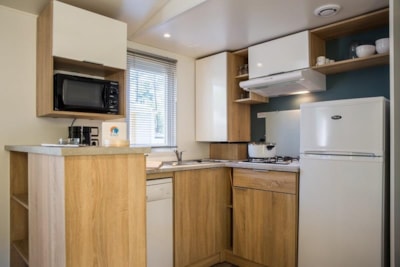 3-bedroom Privilege mobile home with semi-covered wooden terrace — 1