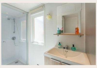 Comfort 2-bedroom mobile home with semi-covered wooden terrace — 5