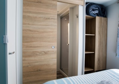 Comfort 3-bedroom mobile home with semi-covered wooden terrace — 6