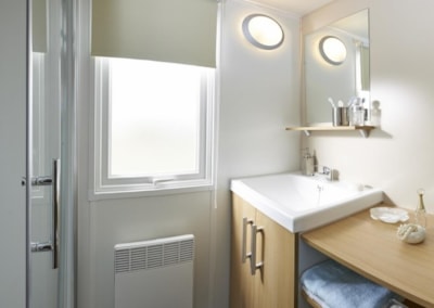 3-bedroom Privilege mobile home with semi-covered wooden terrace — 4