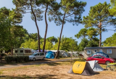 Pitch Access 1 vehicle + electricity (for tents, caravans/camping cars) — 2