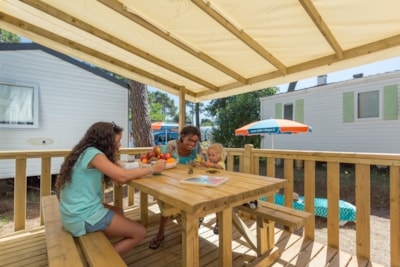 Comfort 2-bedroom mobile home with semi-covered wooden terrace — 9