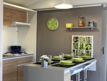 Mietunterkunft - Komfort Plus, Terrasse, 2 Schlafzimmer + Mini Holz Chalet 2 Menschen - Camping Le Mas des Sédariès