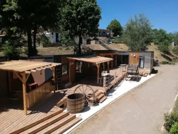 Mietunterkunft - Mini Village Western Bestehend Aus 3 Chalets, 8 Räumen Einschließlich - Camping Le Mas des Sédariès