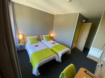 Zimmer - Hotel Room For 1 To 2 People, Linen Kit Provided, Beds Not Made, Towel Provided - Camping Le Mas des Sédariès