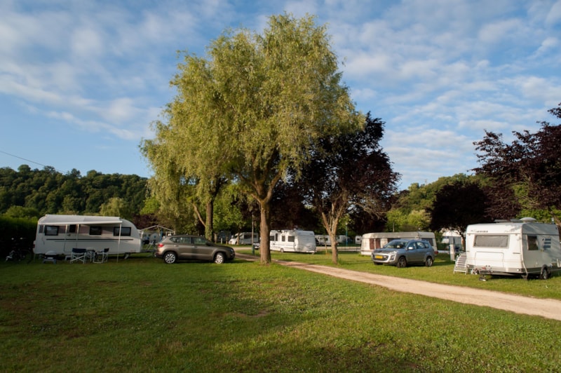 Standplaats 1 tent, caravan of camper + 1 auto + elektriciteit