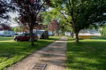 Stellplatz - Stellplatz 1 Zelt, Wohnwagen, Wohnmobil + 1 Auto - Camping de la Moselle