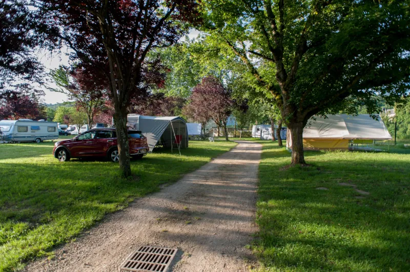 Emplacement Camping-Car, Caravane Ou Tente + 1 Voiture