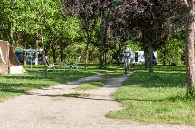 Emplacement Camping-Car, Caravane Ou Tente + 1 Voiture