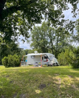 Stellplatz - Stellplatz + Fahrzeug - Camping de la Croze