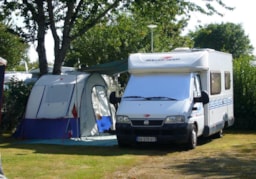 Kampeerplaats(en) - Basisprijs Comfortplaats (1 Tent, Caravan Of Camper / 1 Auto / Elektriciteit) - Camping TY NENEZ